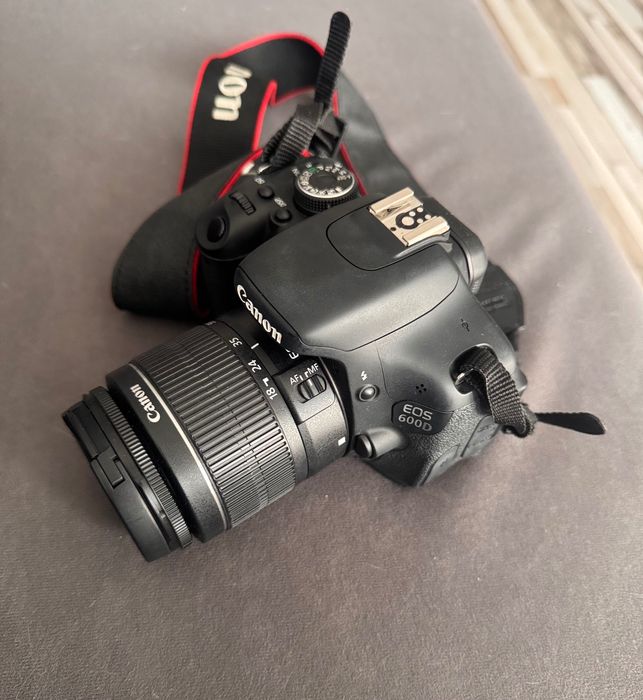 Фотоапарат CANON EOS 600D + Обектив и Аксесоари