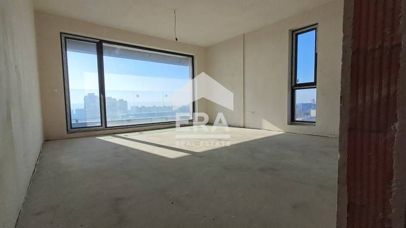 Тристаен апартамент за продажба, с големи стаи и морска панорама, в но