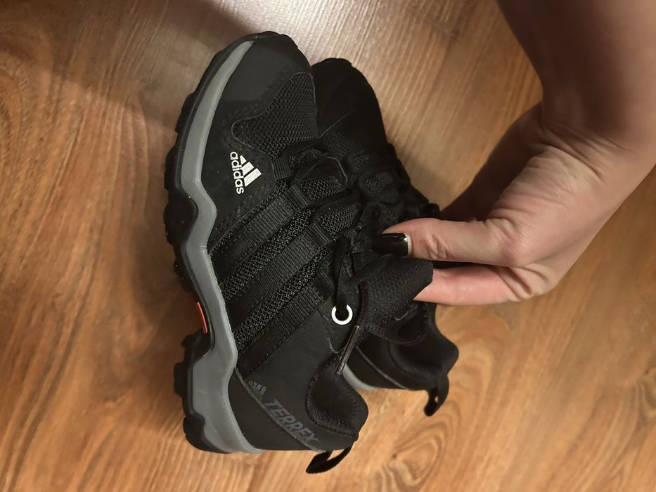 Adidasi/bocanci scurti nr 28 adidas