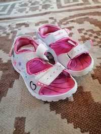 Disponibile sandalute pentru fetite