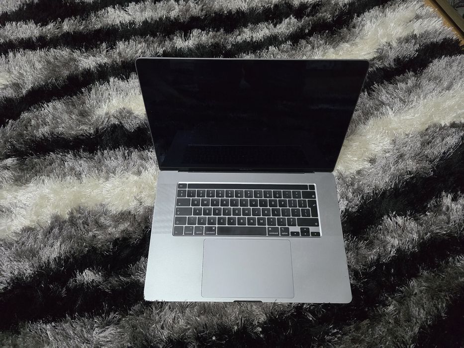 Macbook pro i9 2019 16", 16gb ram, 1TB ssd AMD Radeon 5500 8gb