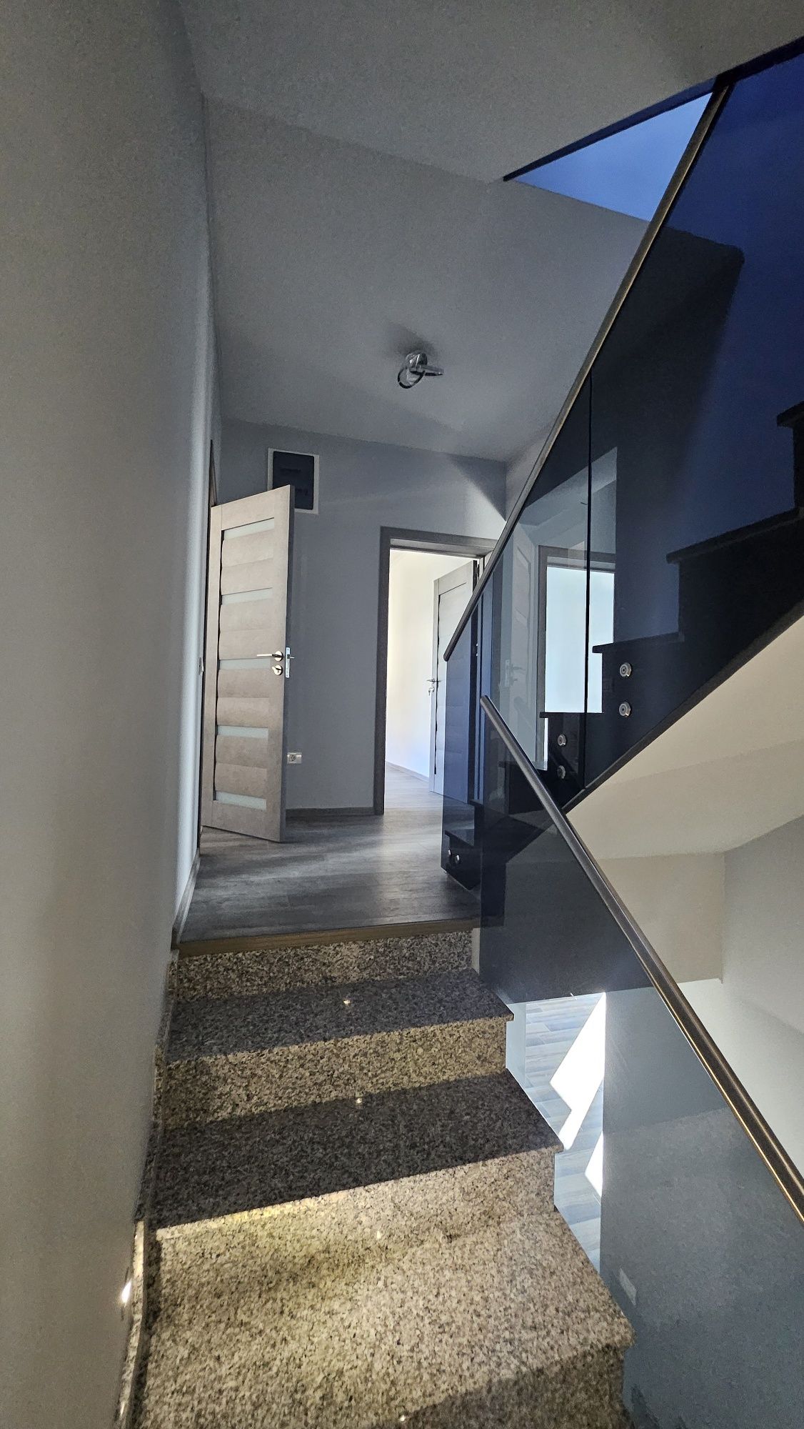Casa de vanzare "la cheia'  în regim duplex