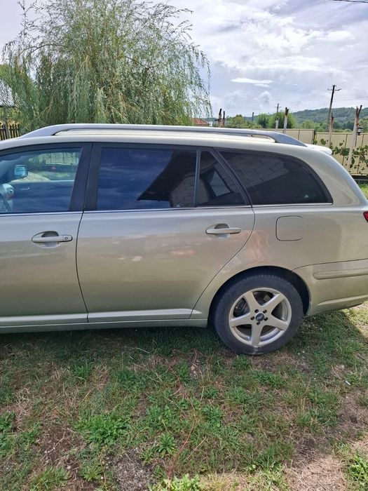 Vând Toyota avensis