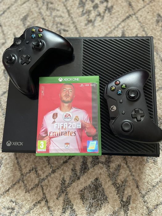 Vând xbox one cu două manete