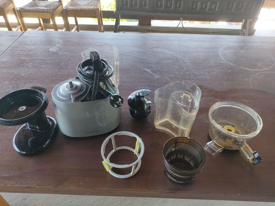 Storcător de fructe și legume cu presare la rece
