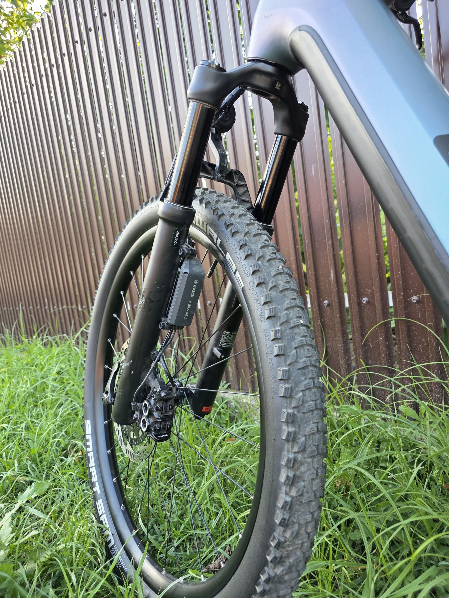 Bicicleta electrica cube stereo hybrid abs