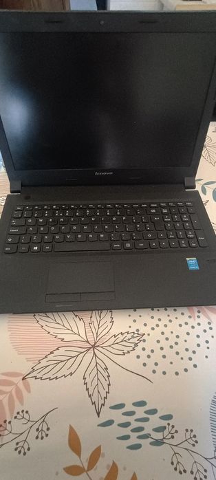 Leptop HP și un Lenovo pentru piese