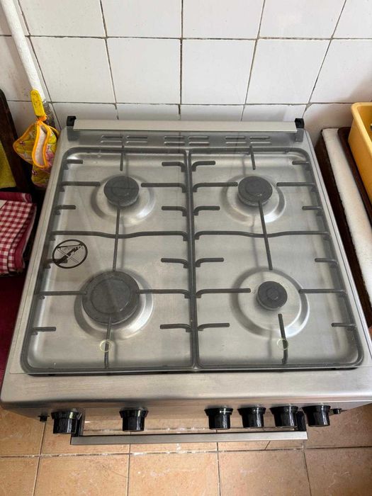 Vând aragaz Beko FSGT62110DXO, 4 arzatoare, gaz