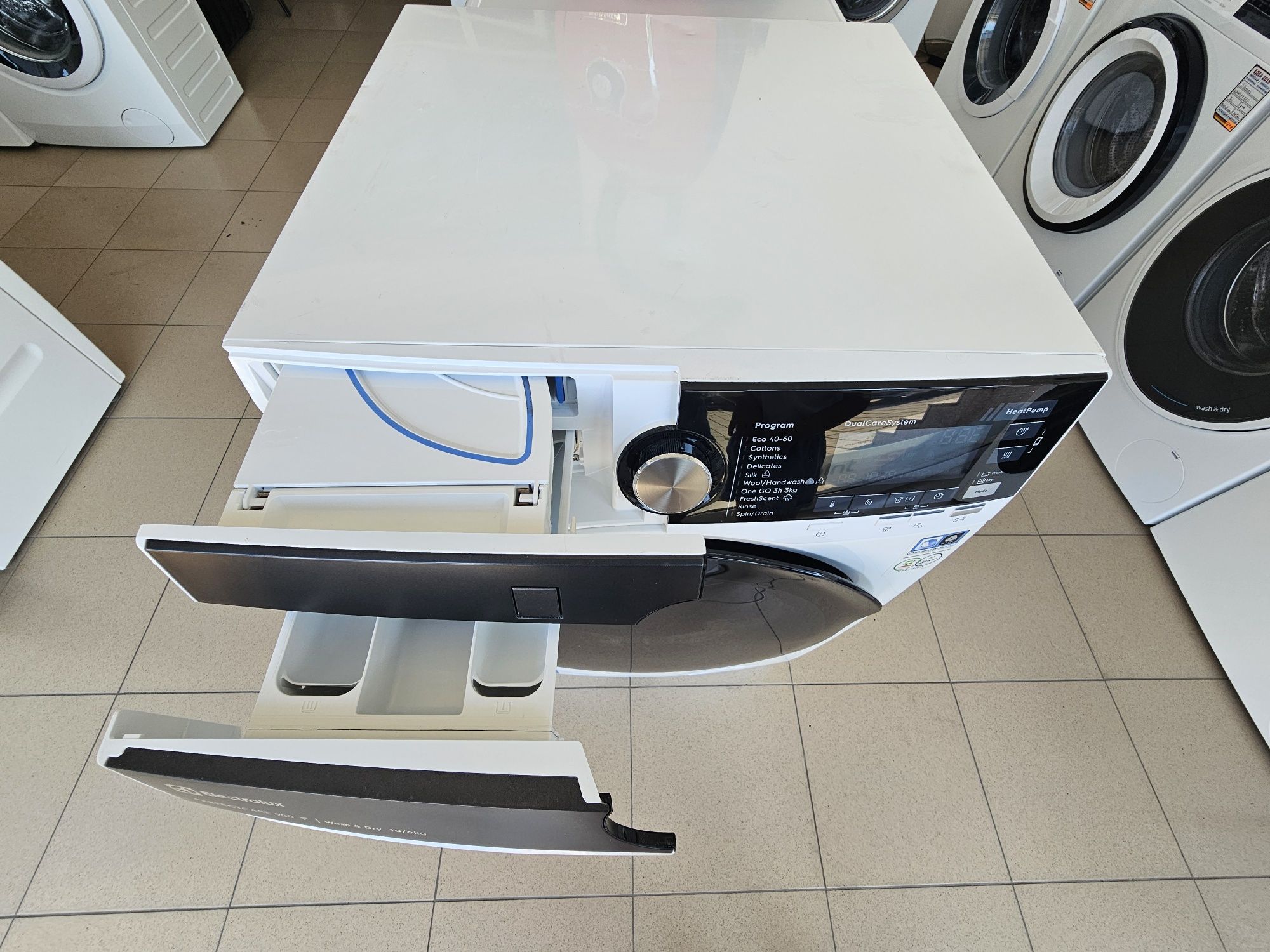 Комбинирана пералня със сушилня с термопомпа Electrolux