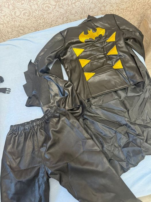 Продам костюм бэтмэна и куртку зимнюю ра девочку возраст 2-3 года