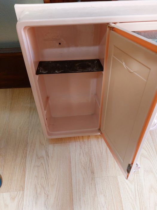 Продавам употребявано шкафче за баня.