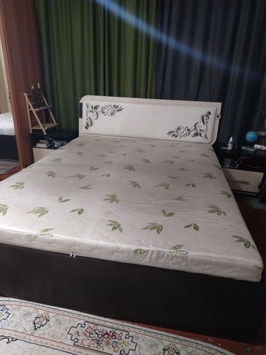 Продам кровать с матрасом
