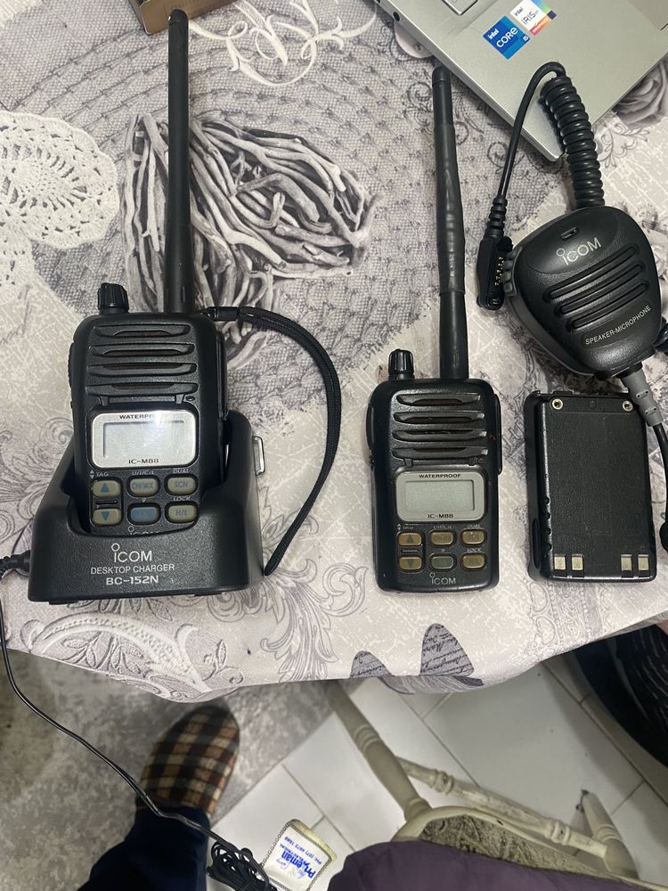 Две морски радиостанции icom M88