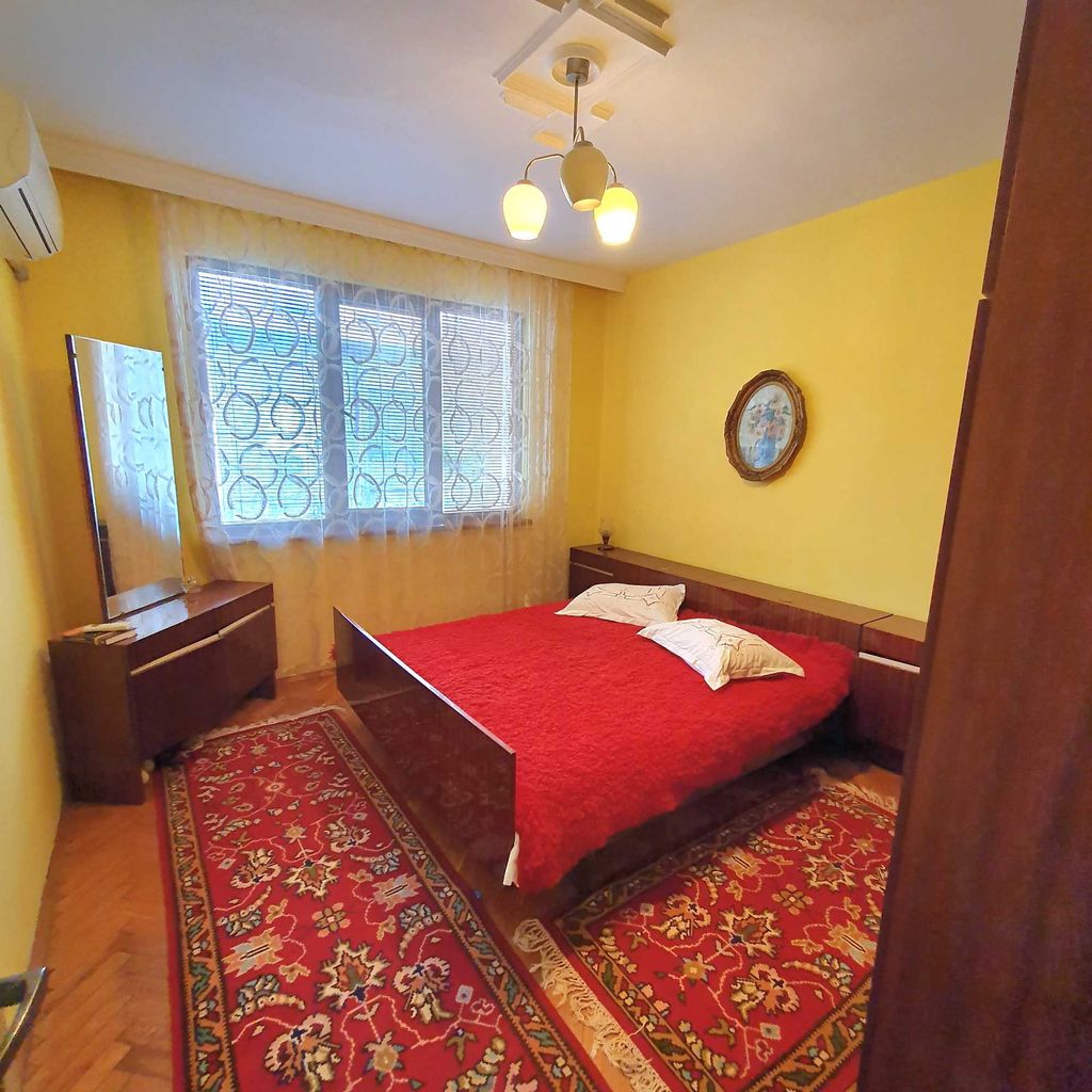 Продава се Многостаен апартамент в Шумен, Център - 150 кв.м за 3 €/кв.м - Снимка #4