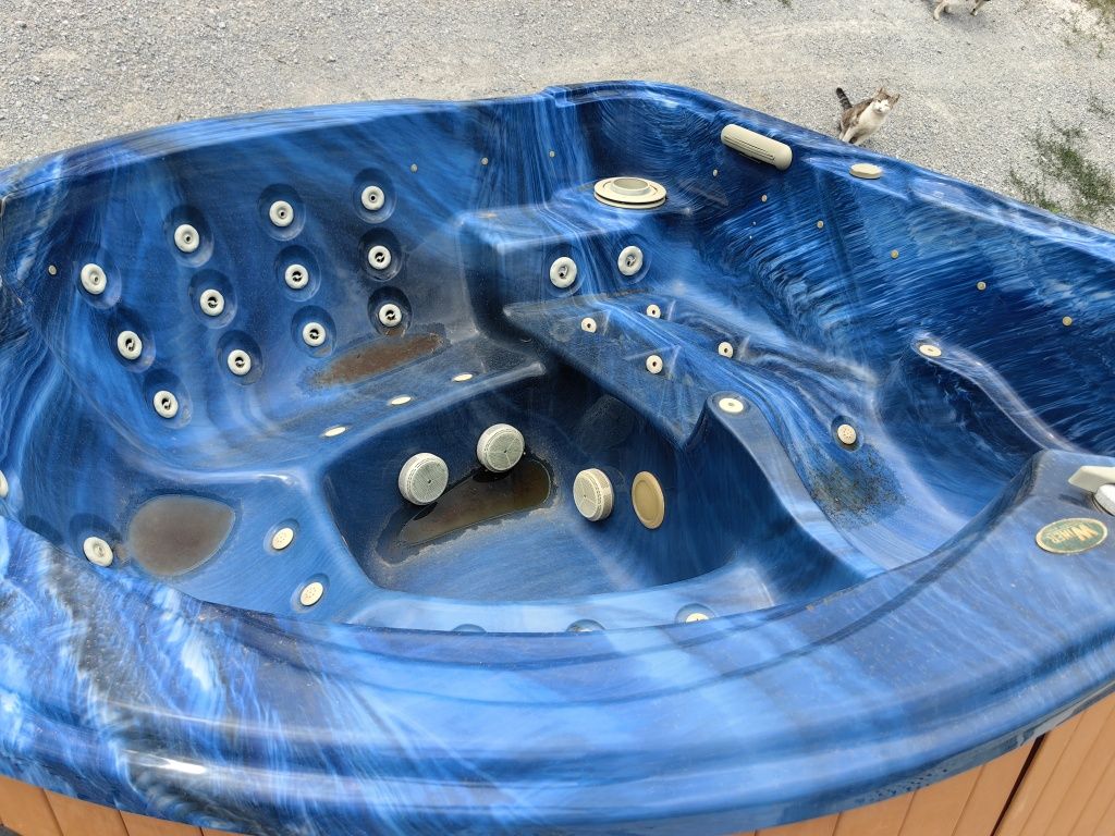 Петместно джакузи  работещо.