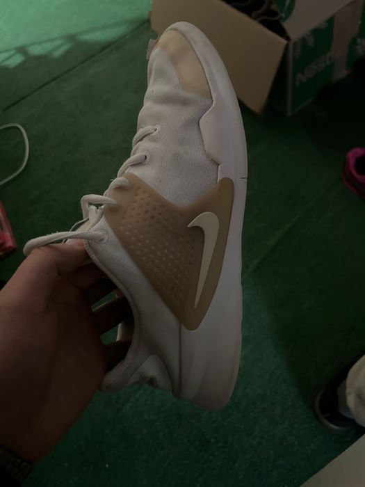 Adidasi nike din panza albi