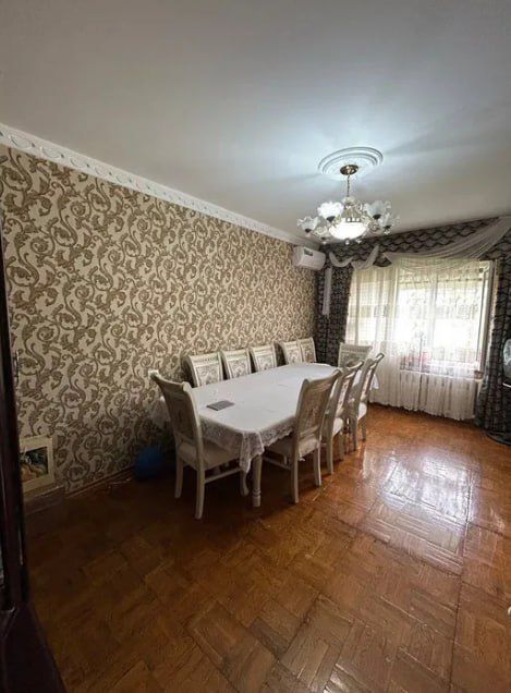 Продаётся квартира на Себзаре, центр города Ор-р ЗАГС,  балкон  2×6