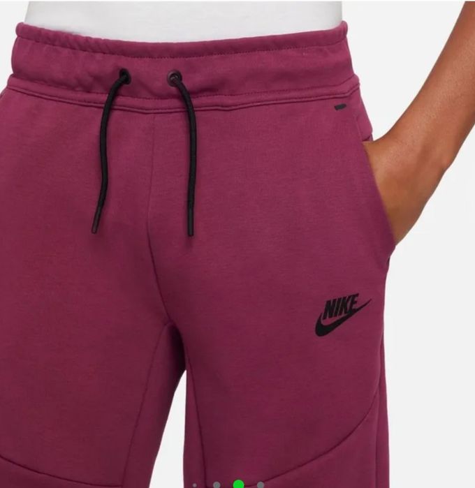 Оригинално долнище на Nike Tech! 128-137.см.