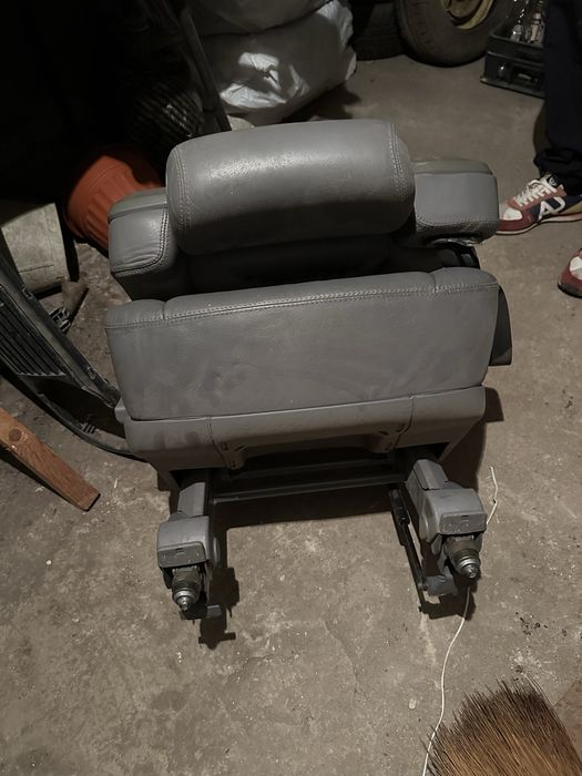 Кожени седалки и разгъваща масичка за Мерцедес Вито