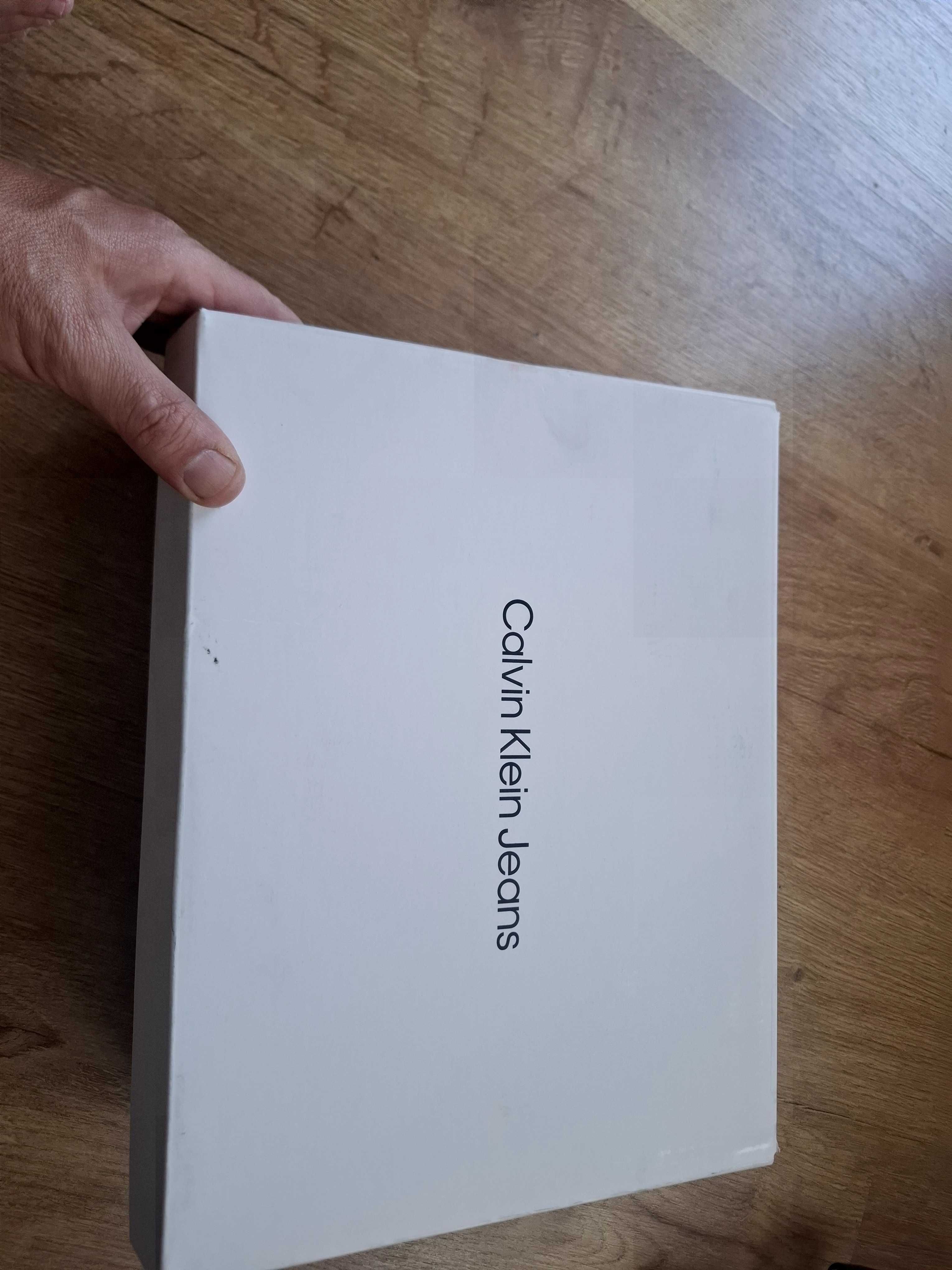 Продавам дамски сникърси Calvin Klein 39 номер