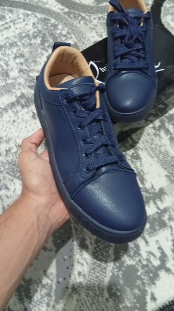 Louboutin sotiladi!