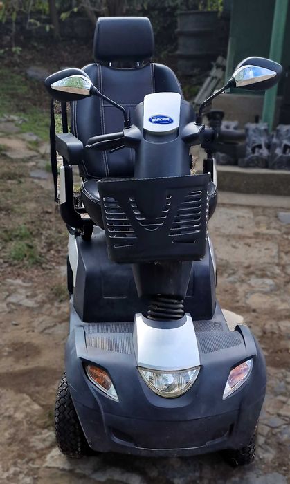 Vând carucior / scuter electric INVACARE COMET PRO