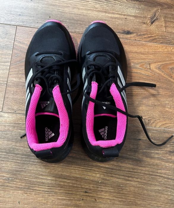 Adidasi marimea 39