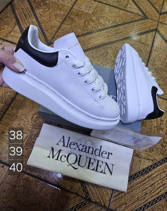 Adidasi mqueen .