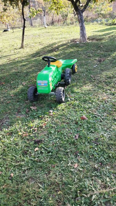 Tractor cu pedale și remorcă
