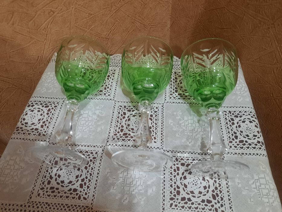 Красивые изумрудные фужеры на фигурной ножке. Цветной хрусталь. Герман