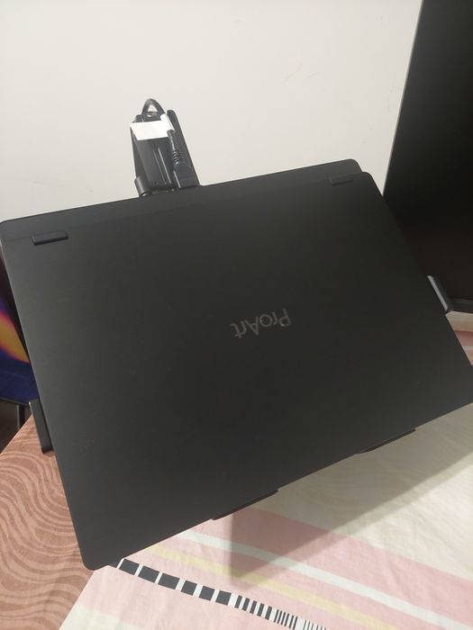 Чисто нова стойка за лаптоп.