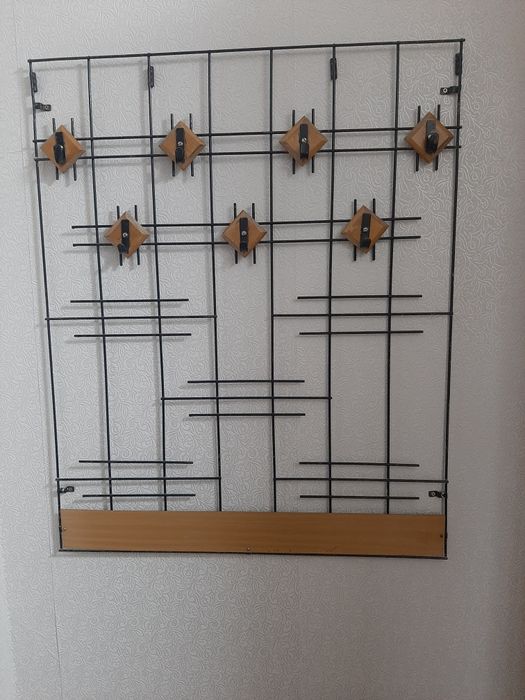 Вешалка. Б/у. Крепкая.