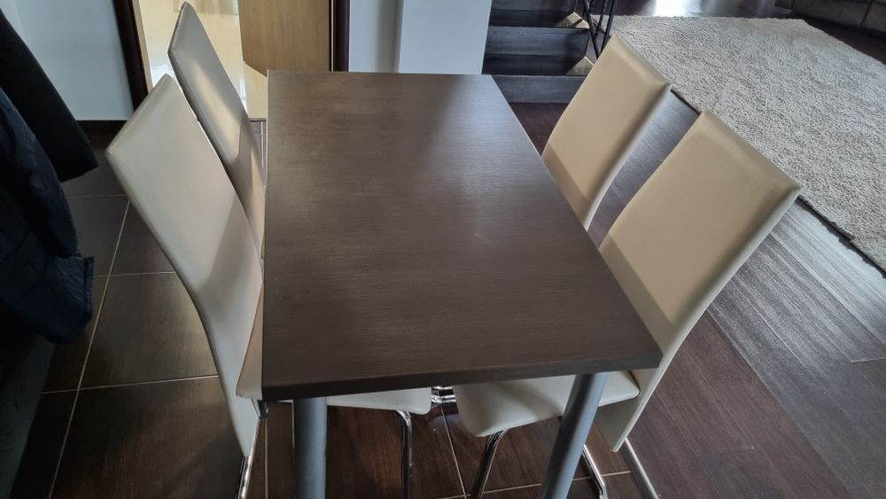 Masa plus 4 scaune de bucatarie