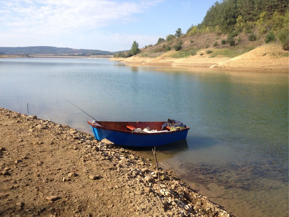 Продавам дървена лодка