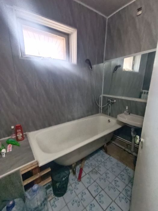 Продаётся 3х ком квартира в чирчике 3 мкн 1 этаж дом кирпичный