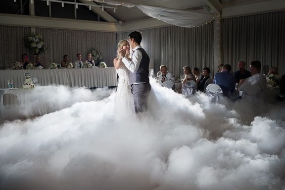 Fum greu și baloane cu fum pentru dansul mirilor