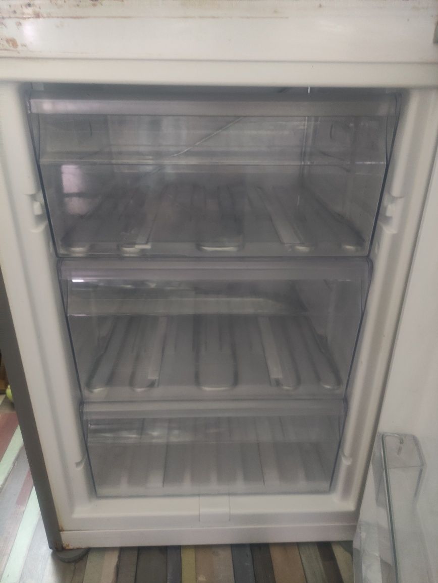 Продавам хладилник с фризер Whirlpool