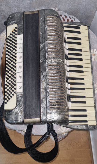 Vând acordeon hohner tango vm 120 basi sau schimb cu acordeon 80 basi