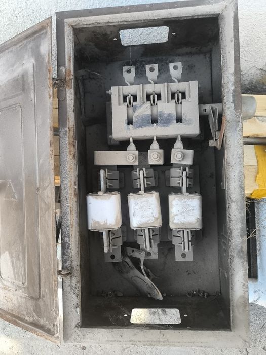 трехфазный, плавкий вводный автомат или секционный выключатель