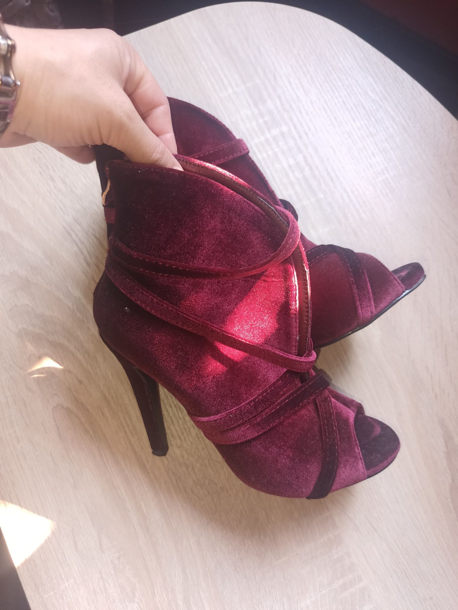 Botine decupate   cu toc