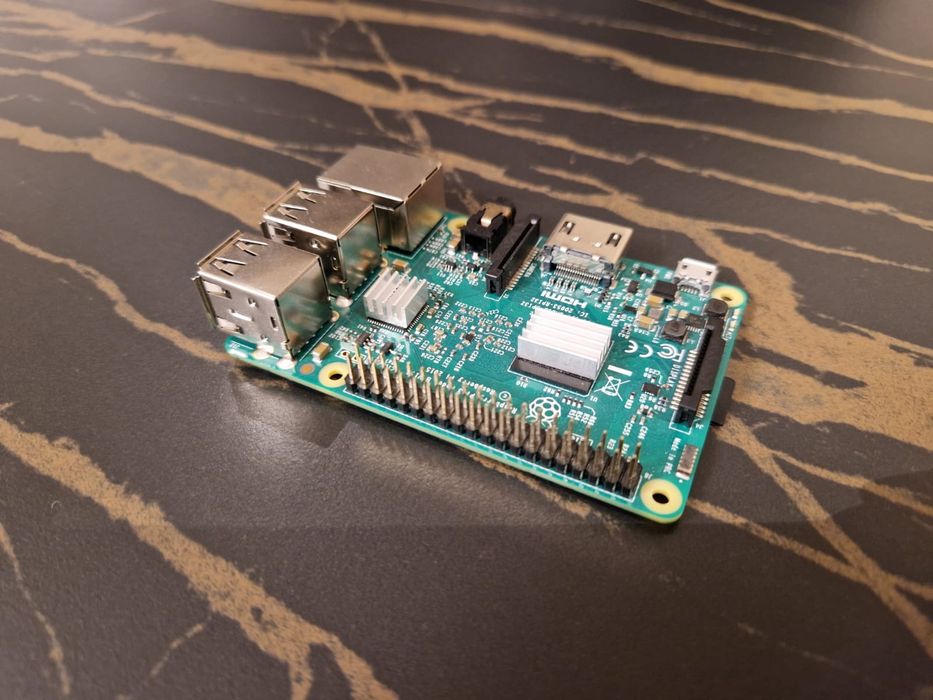 Raspberry Pi 3B, cu card SD 8GB, radiator preinstalat si incarcator