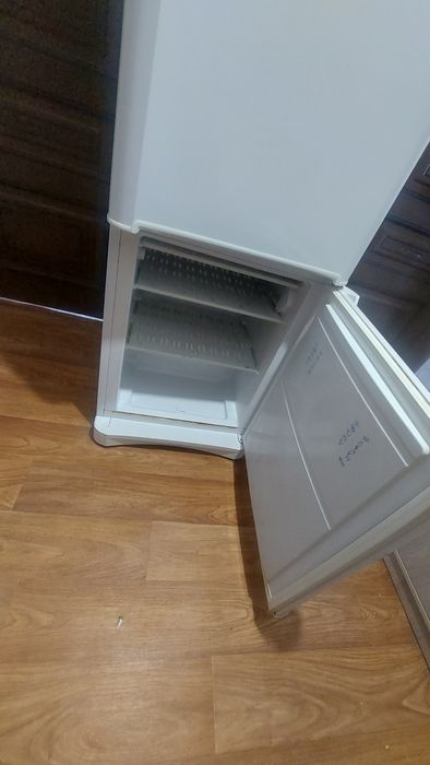 Продам холодильник бу indesit на запчасти