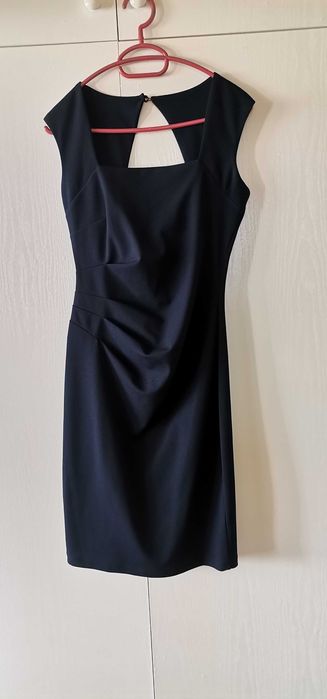 Предлагам различни дамски рокли. Подходящи за различни поводи.