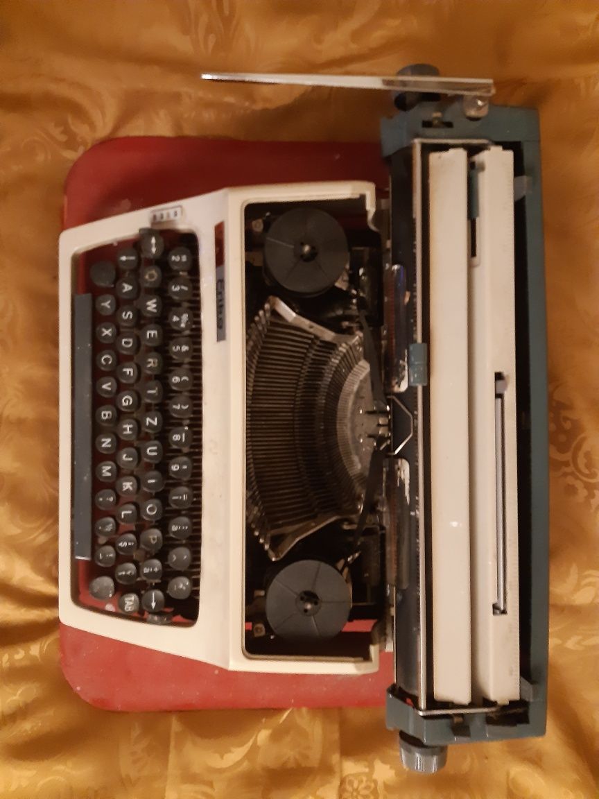 Masina de scris vintage (Erika), in stare buna de functionare