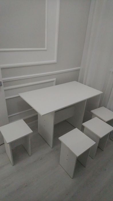 Кухонный стол + 4 стула, отличное состояние, новые