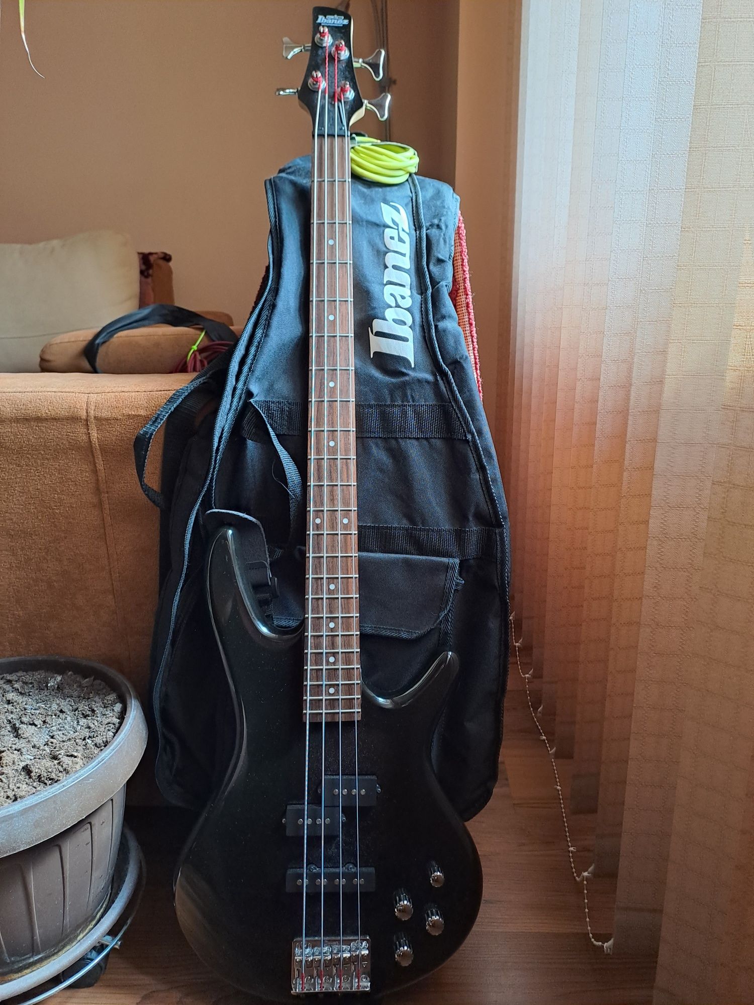 Chitară bass Ibanez Gio Soundgear cu amplificator Bass  Vox