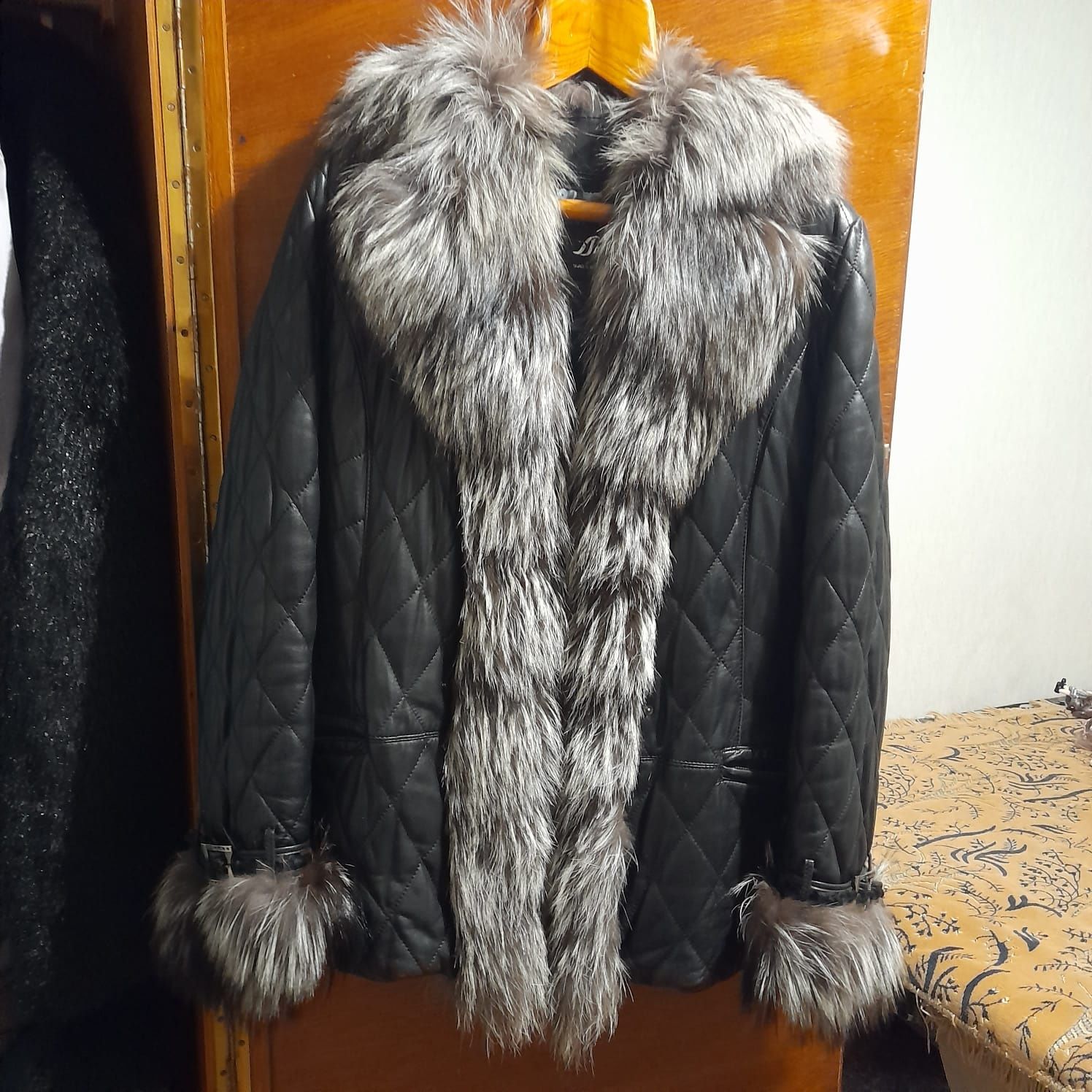 Продам кожаную женскую куртку р.52-54