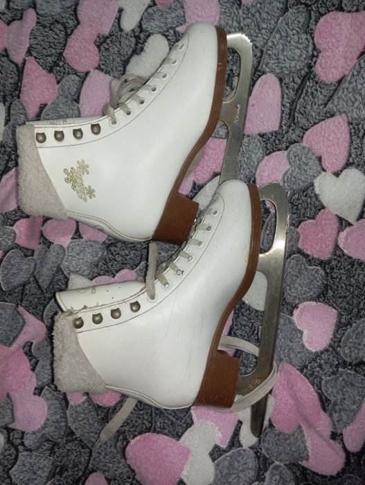 Продам коньки женские, фигурные