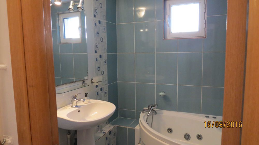 inchiriez o camera in apartament de 4 camere