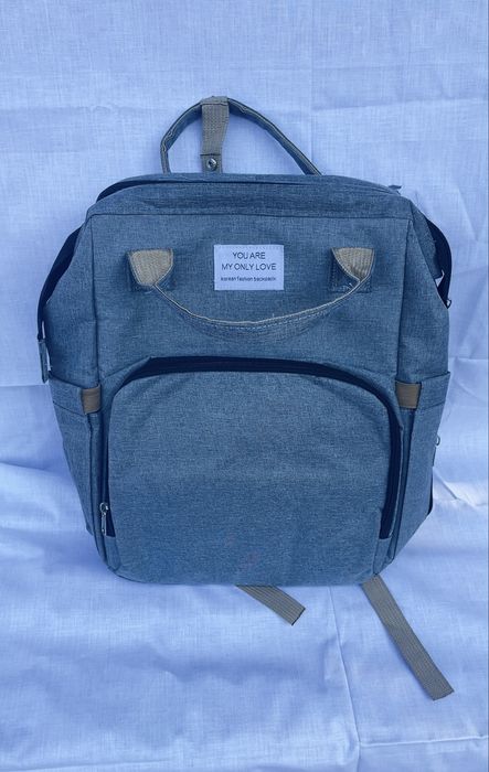 Раница с място за повиване на бебе